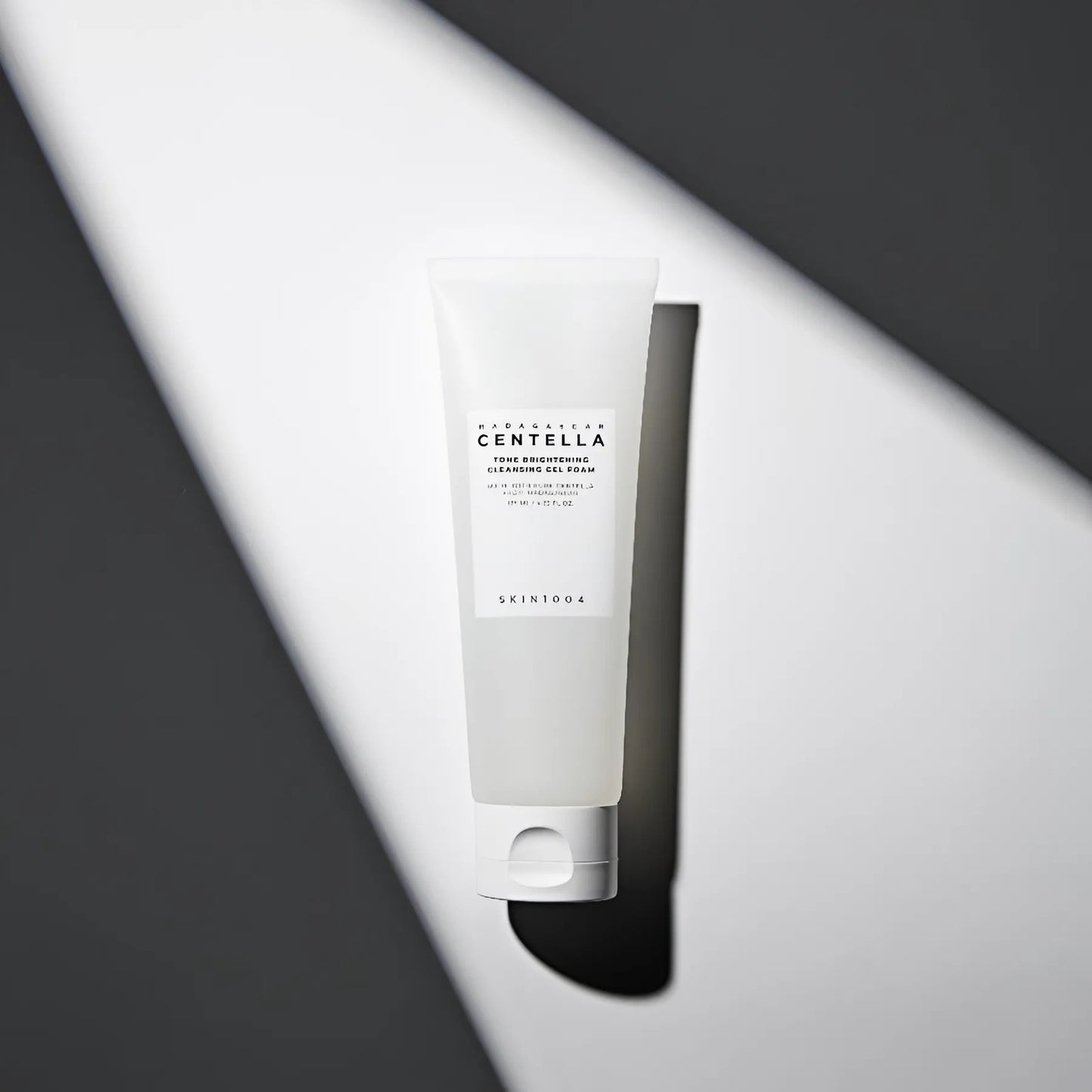 جل رغوي منظف ومفتح بخلاصة سنتيلا مدغشقر من SKIN1004 - 125 مل